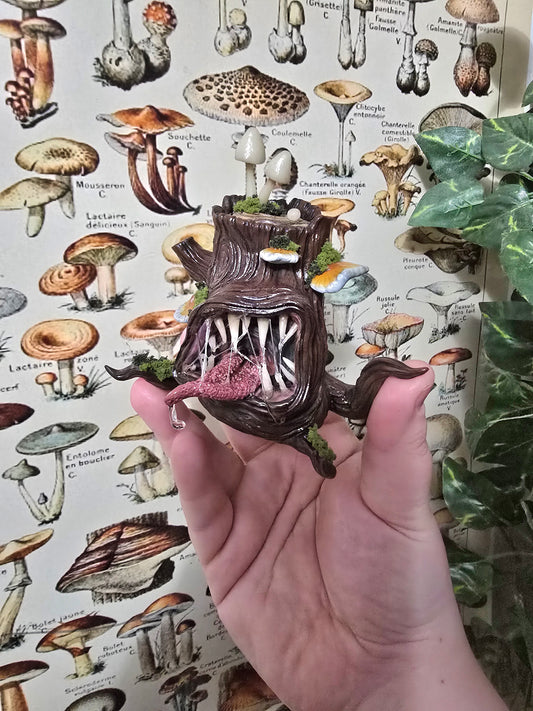 Spooky stump mimic