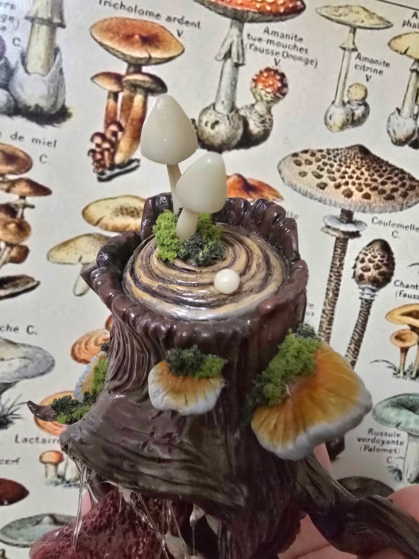 Spooky stump mimic