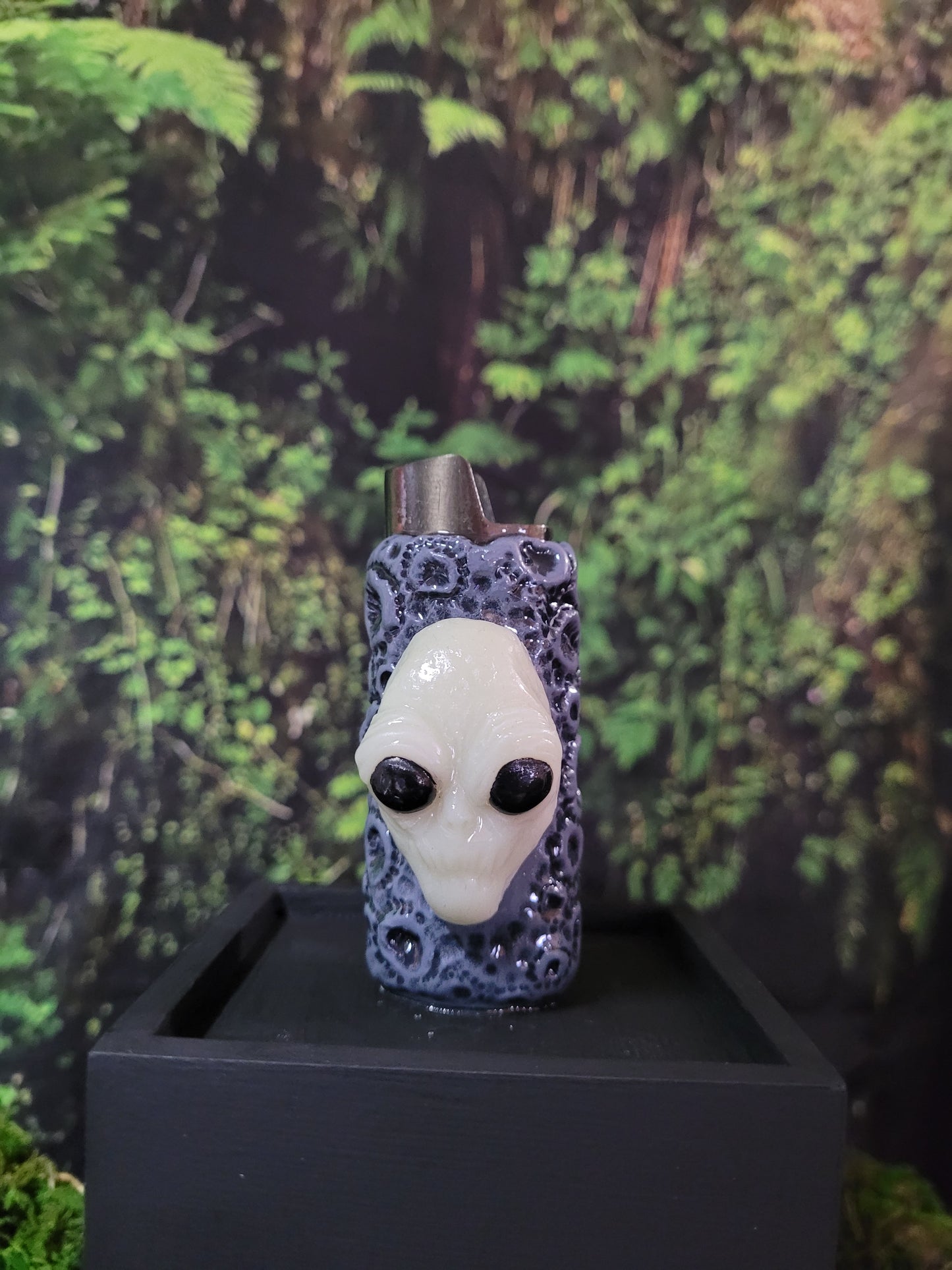 Glow in the dark alien lighter case