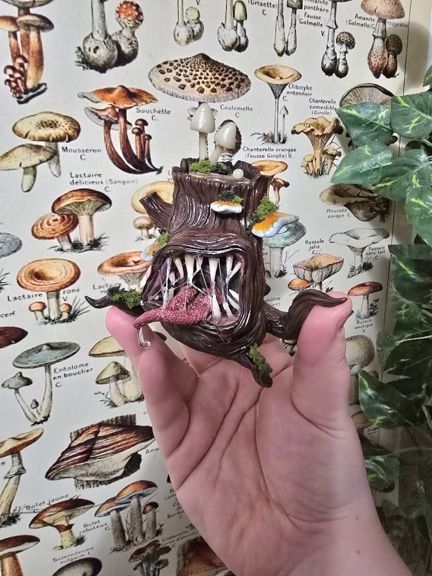 Spooky stump mimic
